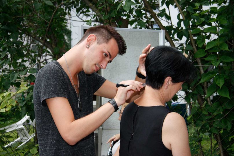 Haare schneiden im Garten